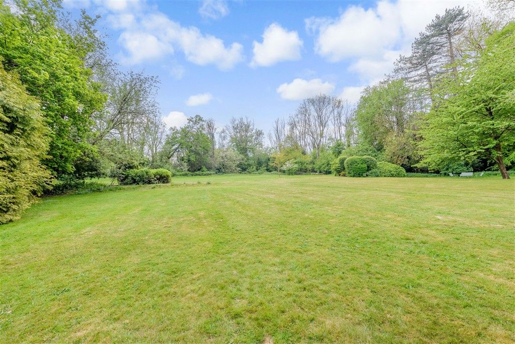 Property photo 2 of 11 Communal Gardens