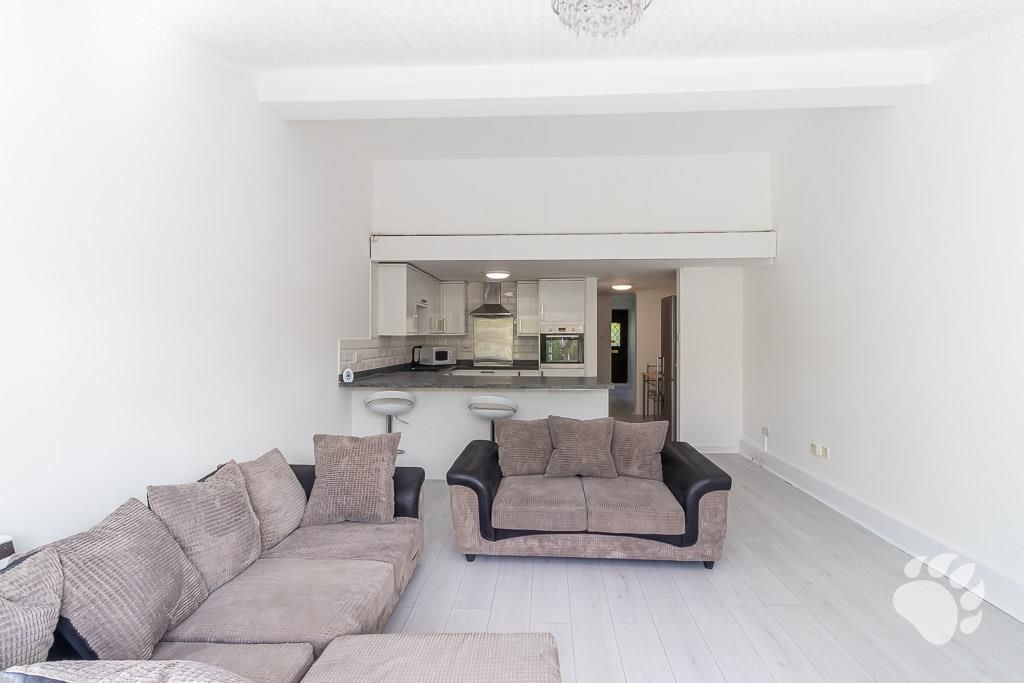 Property photo 3 of 20 Living Room/Kitchen