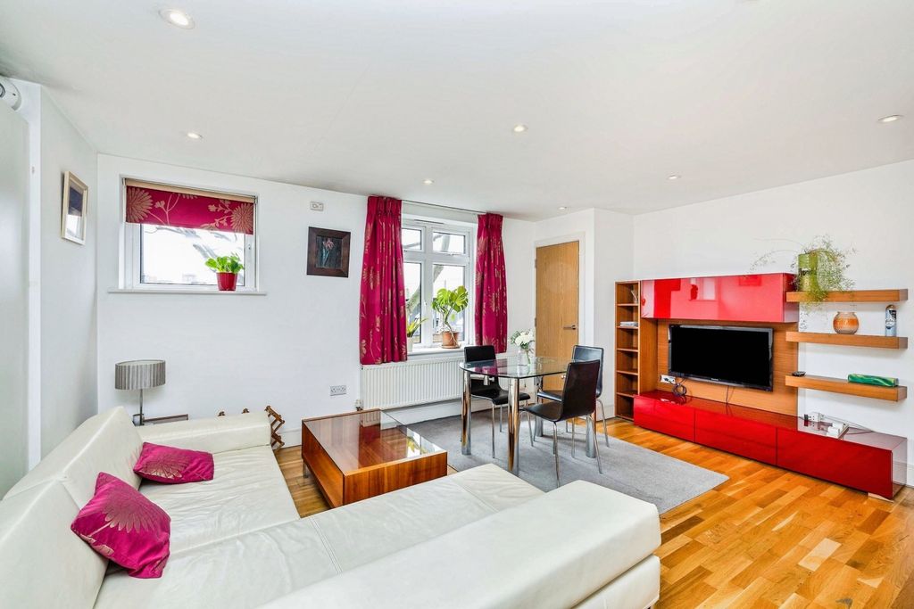 Property photo 2 of 14 Lounge (3)