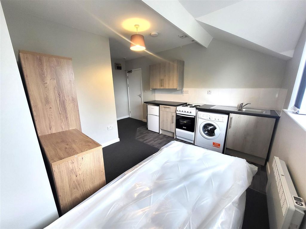 Property photo 3 of 7 Studio Pic 2