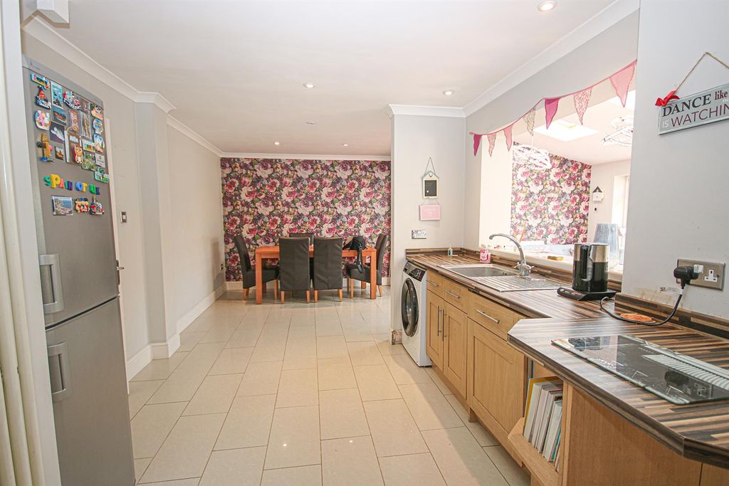 Property photo 3 of 19 Kitdiner.Jpg