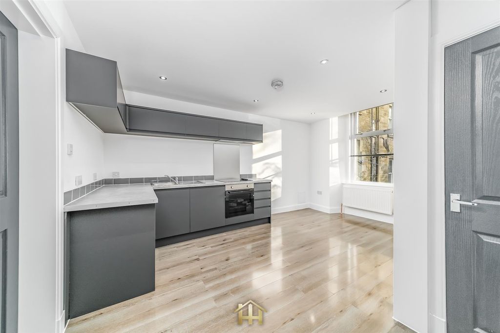 Property photo 3 of 11 33 Park Ave 191125 Edit (18 Of 23).Jpg