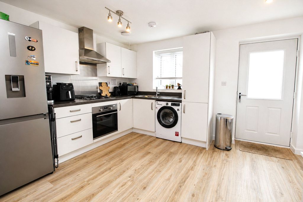 Property photo 2 of 19 Picture No. 12
