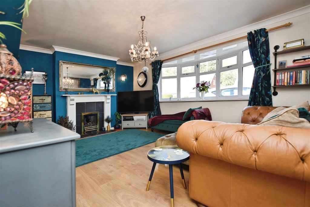 Property photo 3 of 18 Lounge