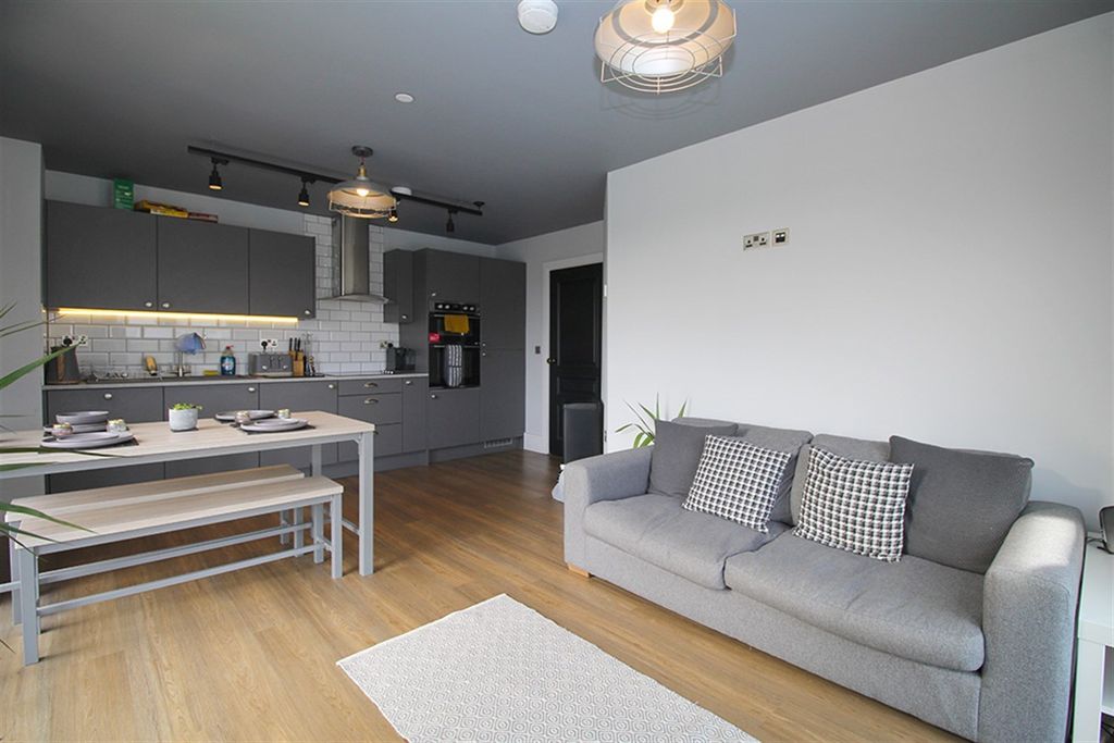 Property photo 1 of 15 Lounge / Diner