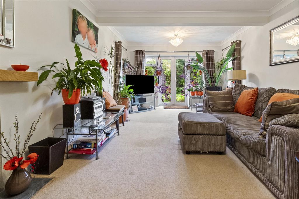 Property photo 2 of 26 2 Cowdray Close-007.Jpg