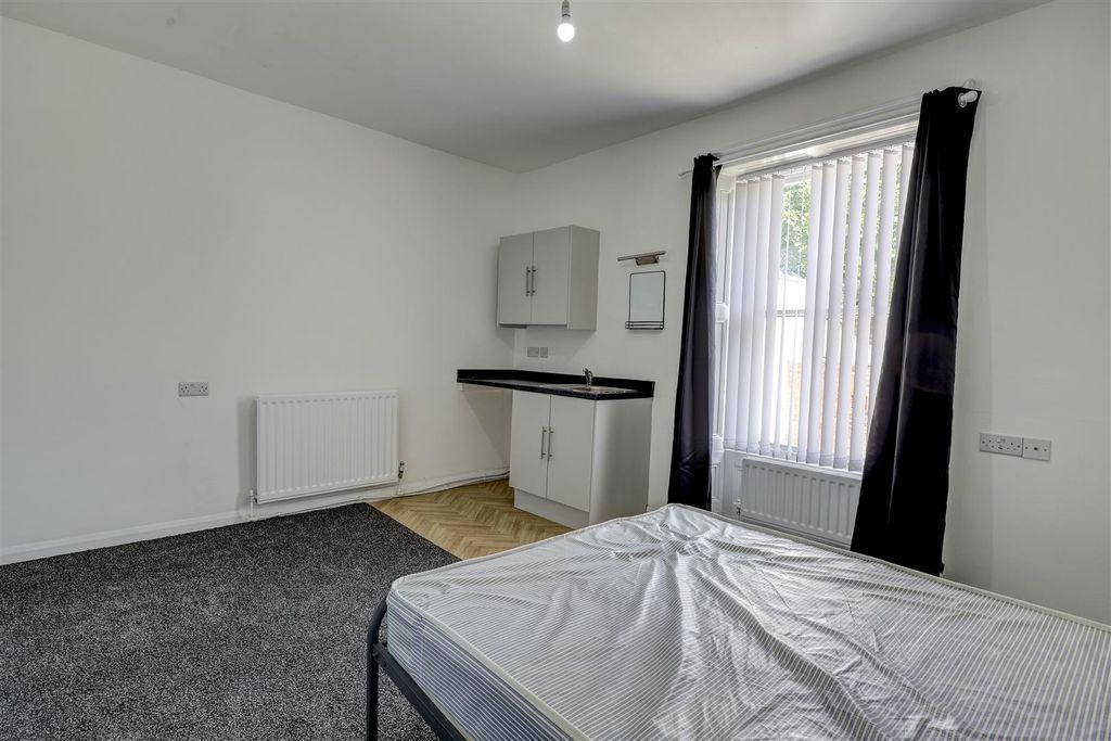 Property photo 1 of 22 Room 6