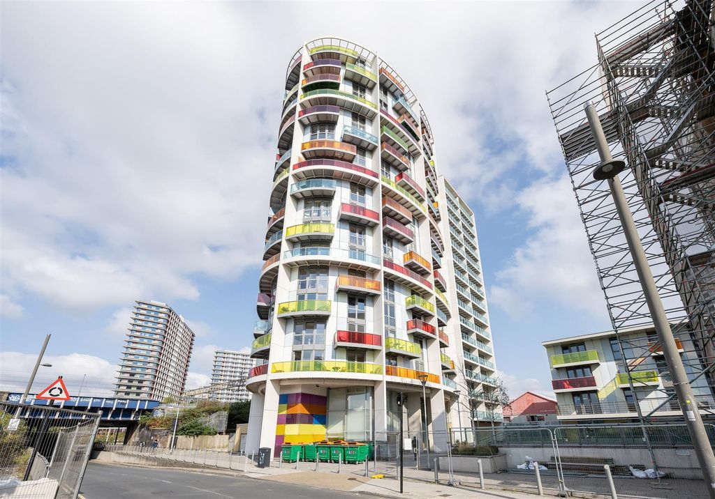 Property photo 2 of 23 Warton Road, E15