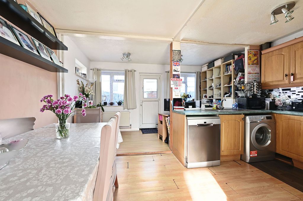 Property photo 3 of 11 58 Kingsway (1)