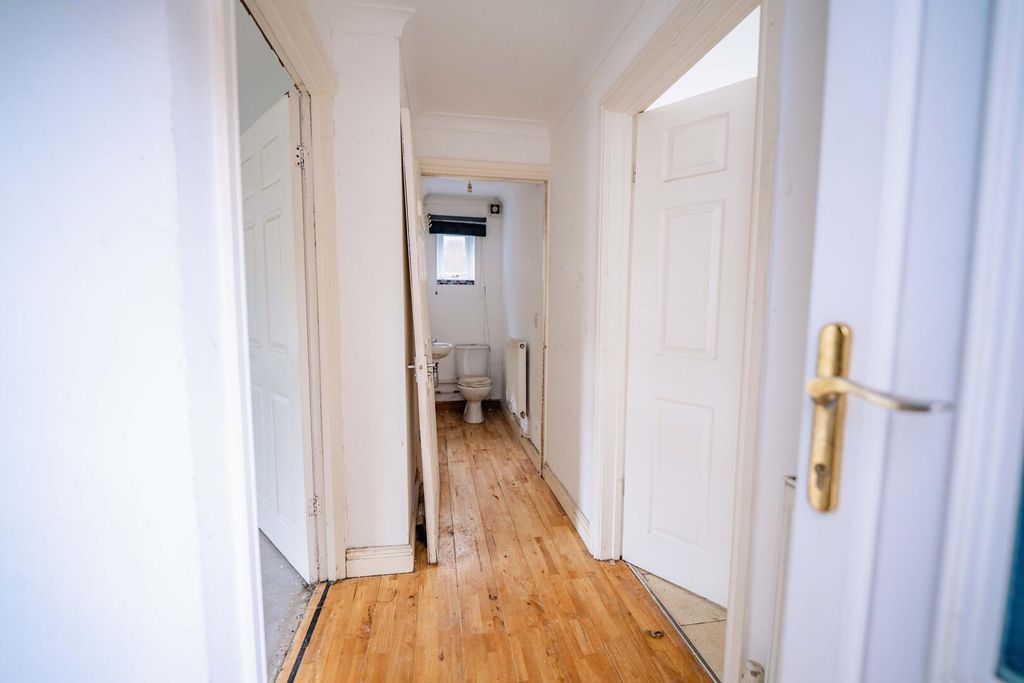 Property photo 2 of 17 Hallway