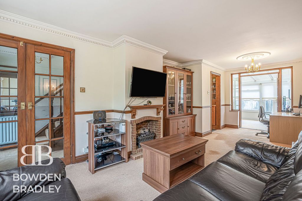 Property photo 3 of 18 Living Room