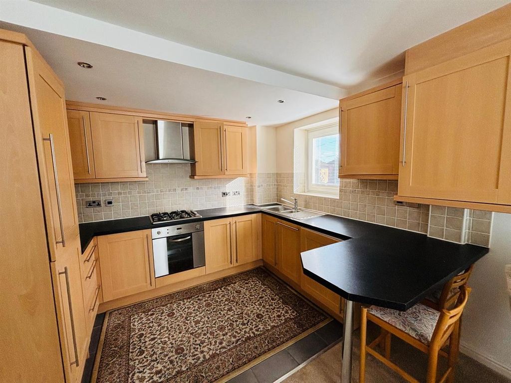 Property photo 3 of 13 Fitted Kitchen: