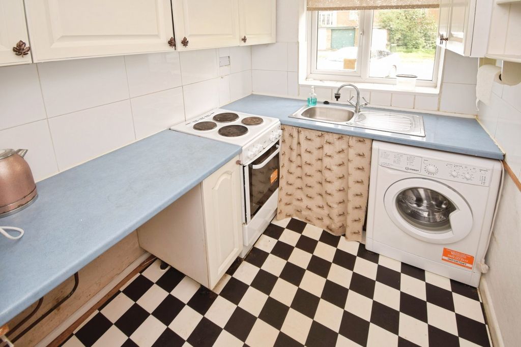 Property photo 2 of 10 Kitchen