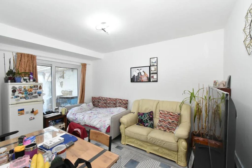 Property photo 1 of 5 Spacious 1-Bedroom Family Home | Northolt Ub5