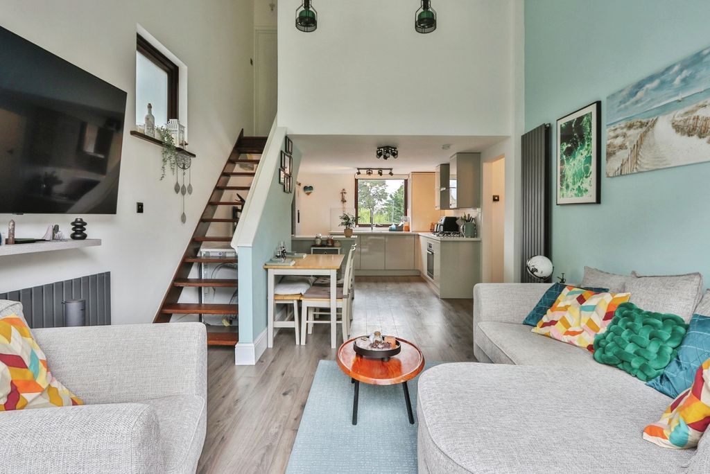 Property photo 2 of 17 Opne Plan Living