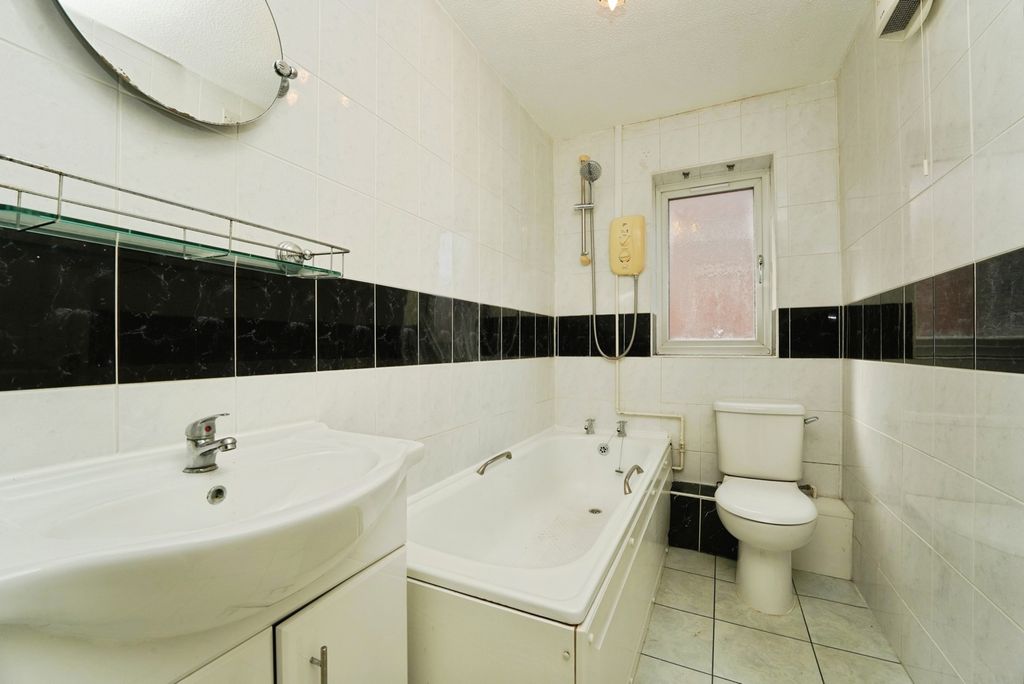 Additional image 8 of 2 bed flat for saleBrick Kiln Street, Evesham, Worcestershire WR11