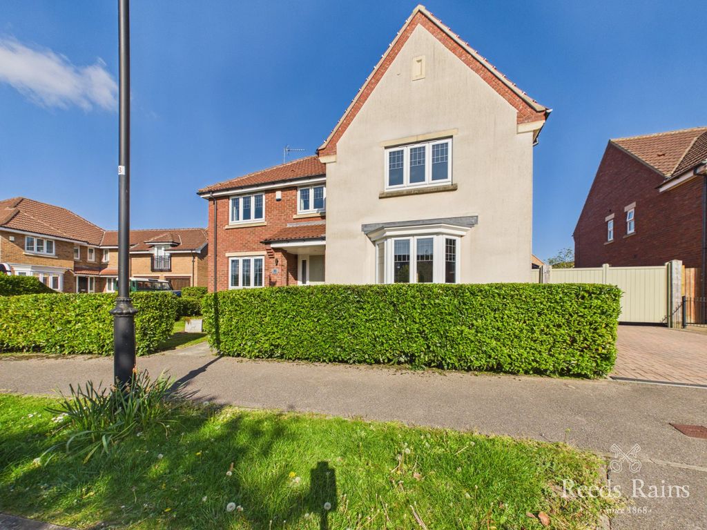 Property photo 1 of 35 Front Garden