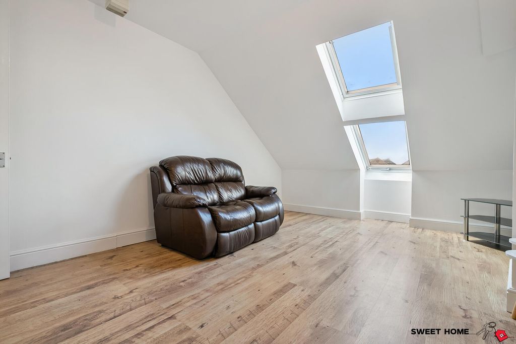 Property photo 3 of 14 Loft