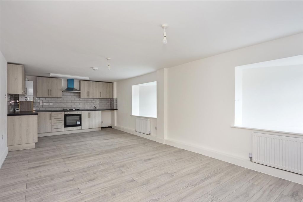 Property photo 3 of 6 Flat 3 314339 06.Jpg