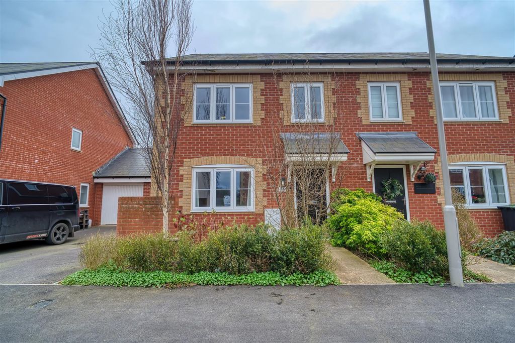 Property photo 1 of 11 Front