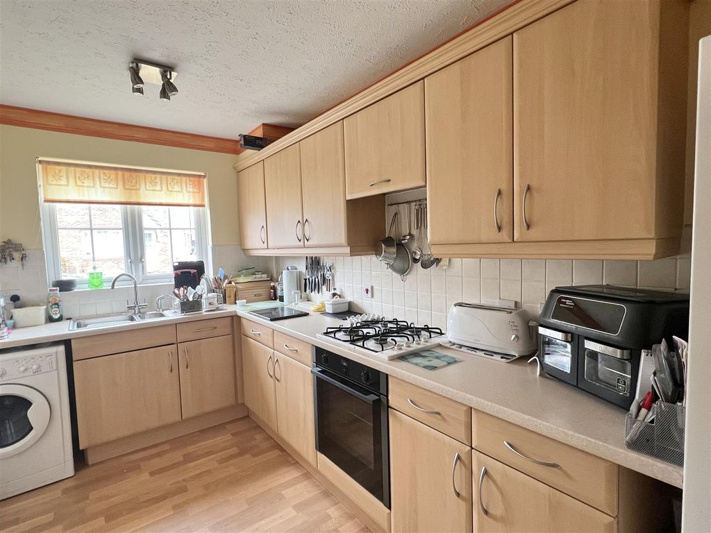 Property photo 2 of 15 Kitchen: