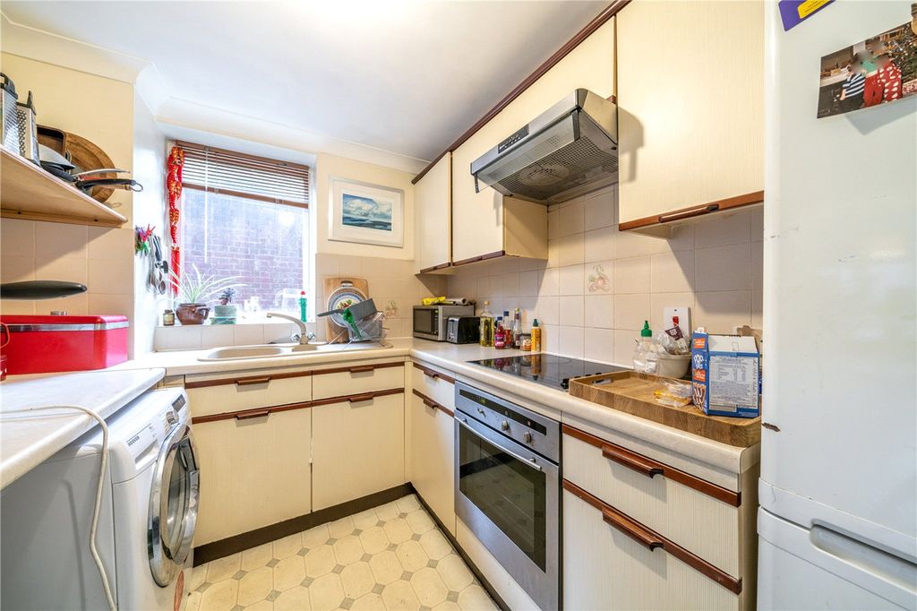 Property photo 3 of 10 Kitchen