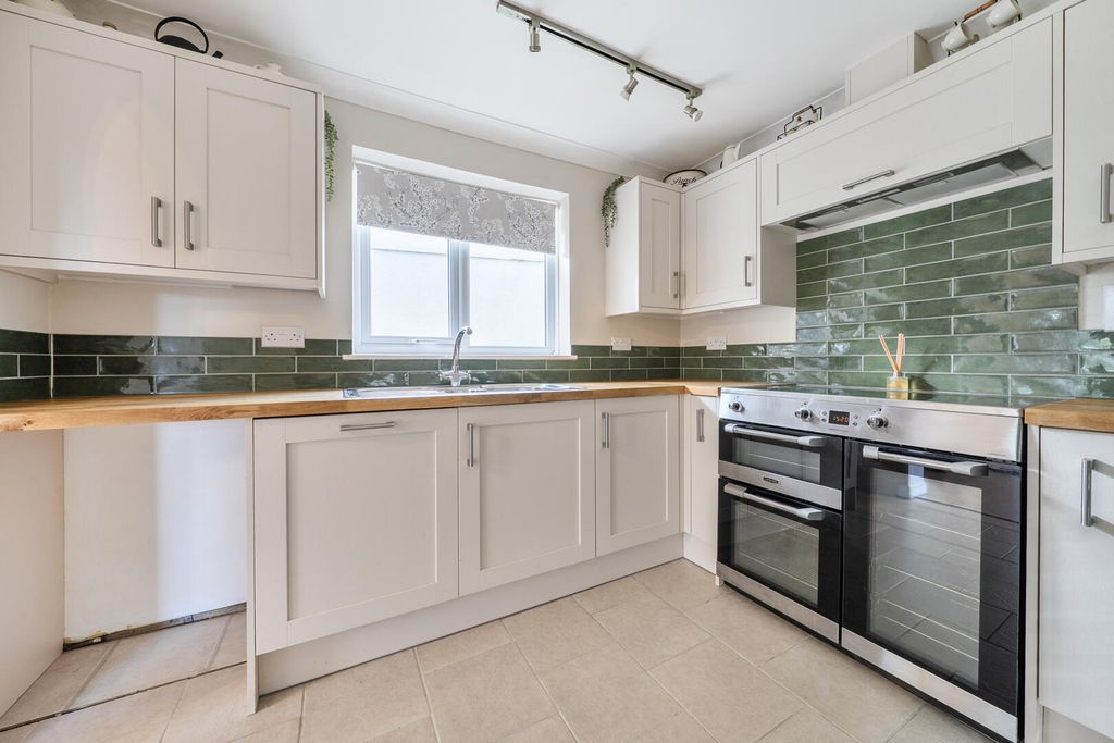 Property photo 2 of 17 Kitchen