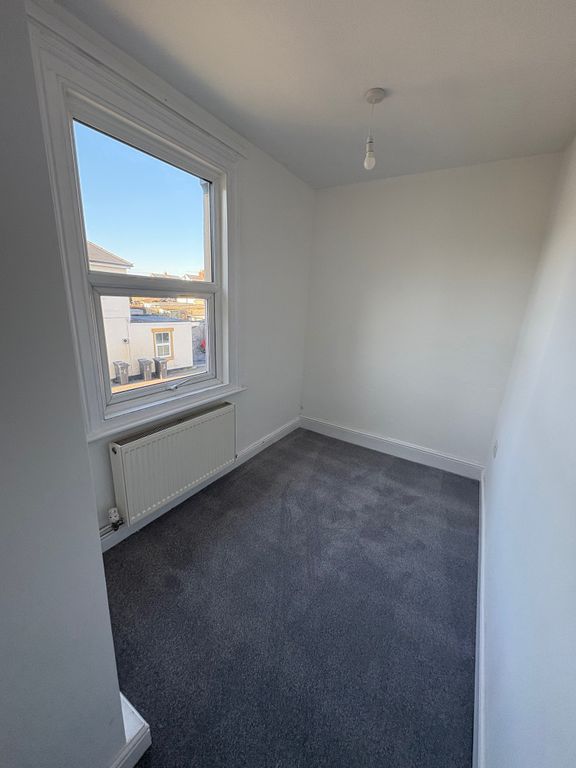 Property photo 3 of 6 Bedroom (Small Double)