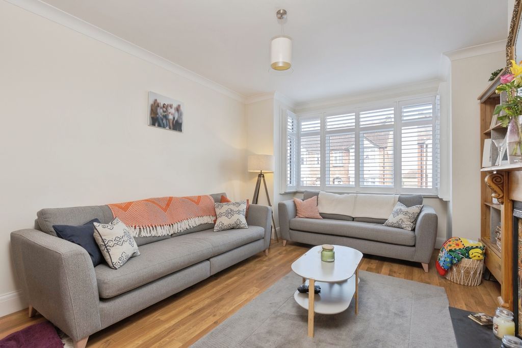 Property photo 3 of 16 Lounge