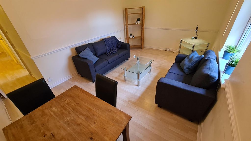 Property photo 2 of 11 Lounge