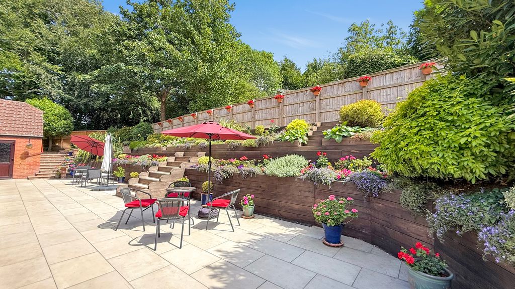 Property photo 2 of 18 Garden