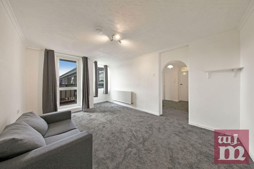 Property photo 2 of 11 Lounge