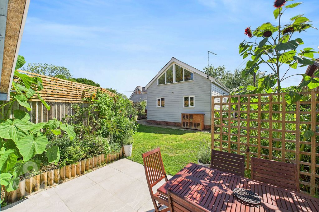 Property photo 2 of 32