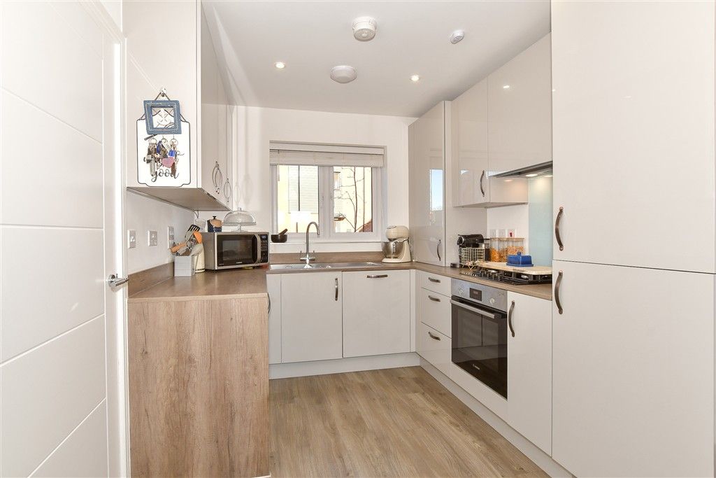 Property photo 3 of 11 Kitchen