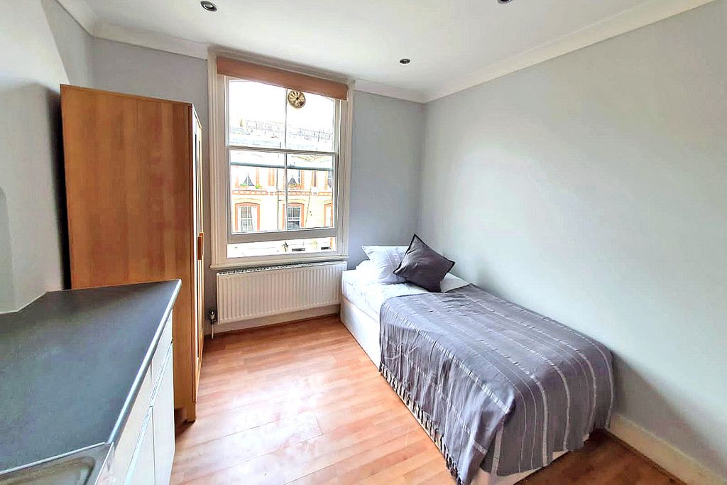 Property photo 1 of 4 Semi-Studio For Rent