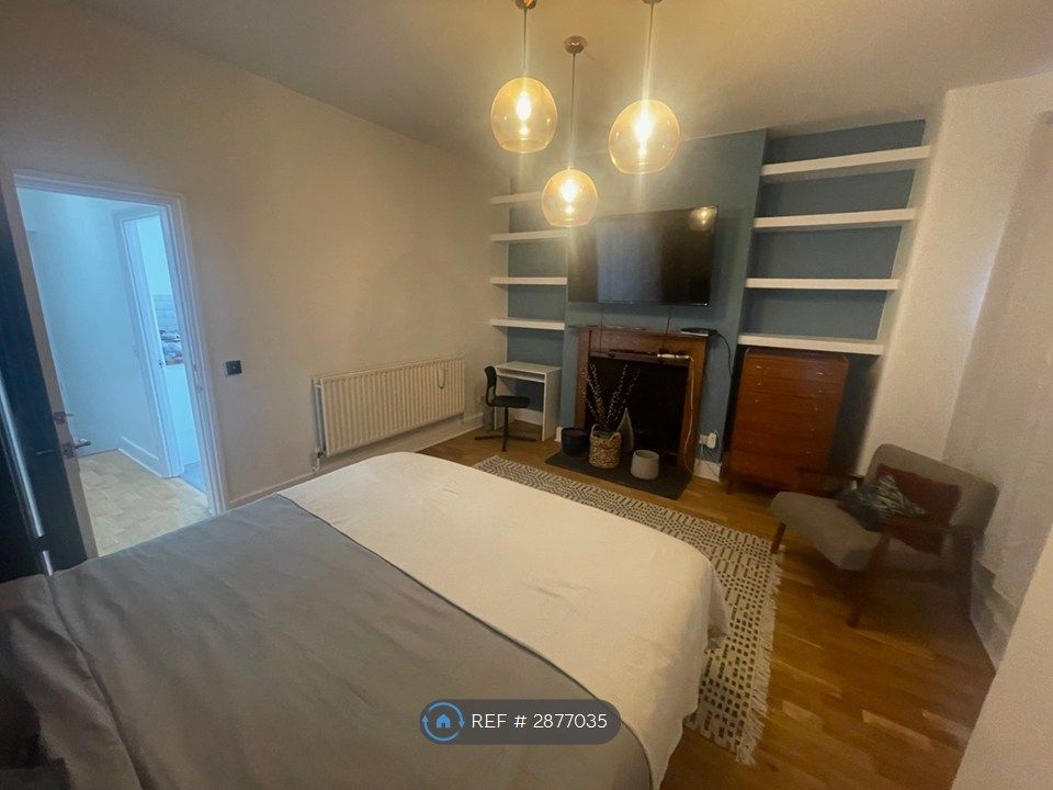 Property photo 1 of 11 Very Large Double Bedroom