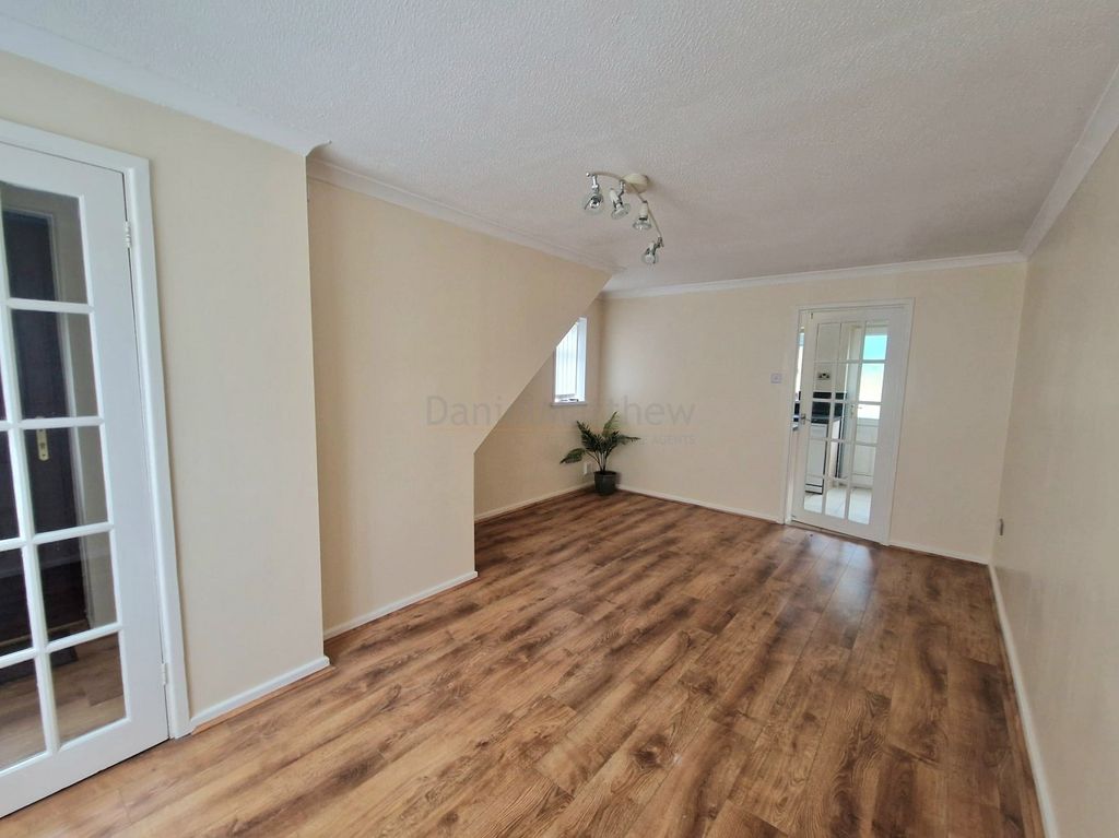 Property photo 3 of 15 Lounge