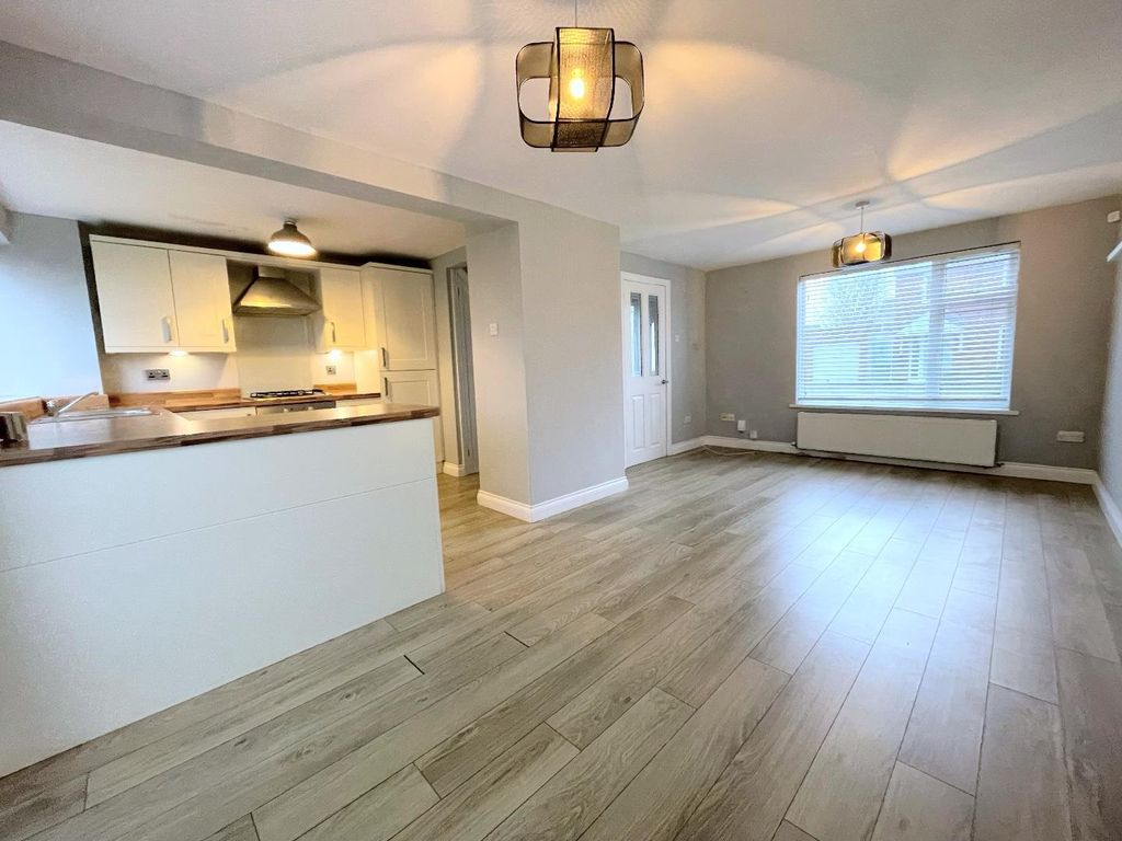 Property photo 3 of 11 Lounge