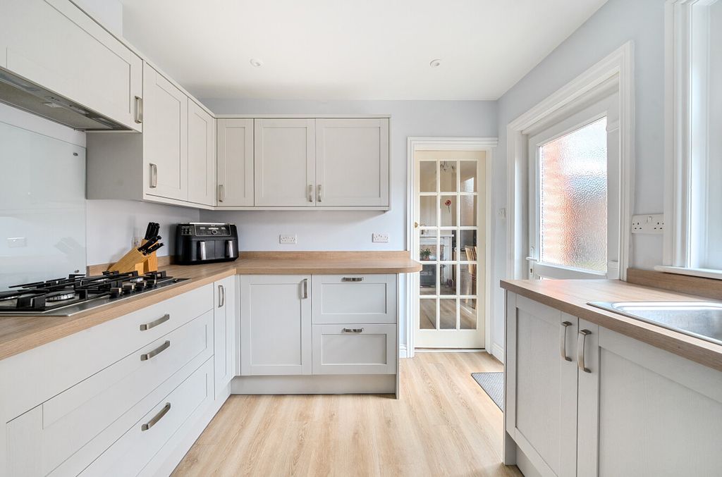 Property photo 3 of 11 1370218-8-68F21Bc...