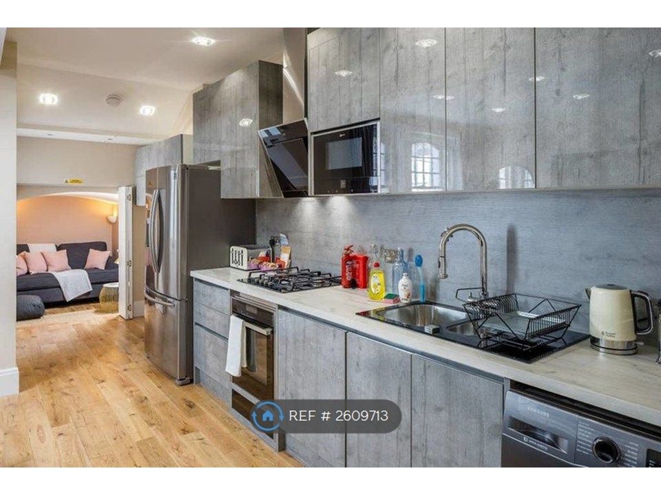 Property photo 2 of 11 Kitchen