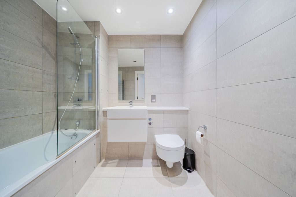 Property photo 3 of 21 Bathroom