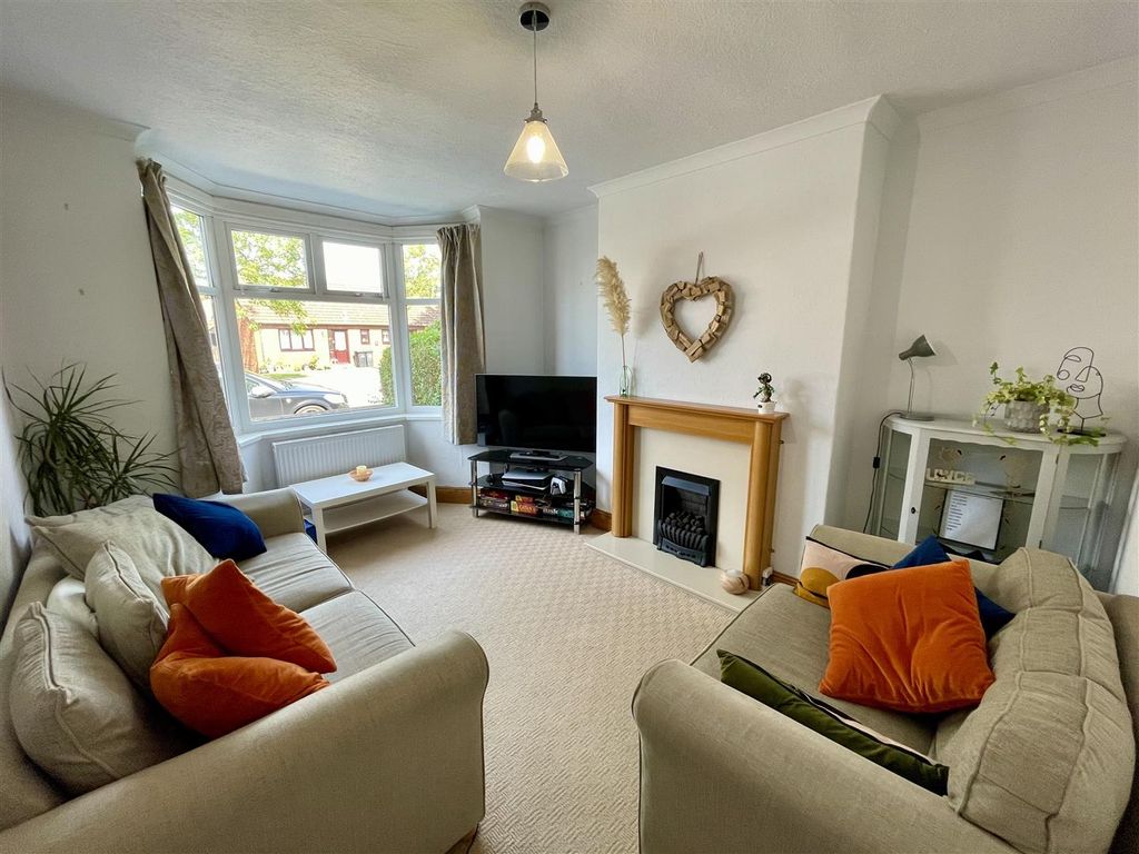 Property photo 3 of 13 Lounge