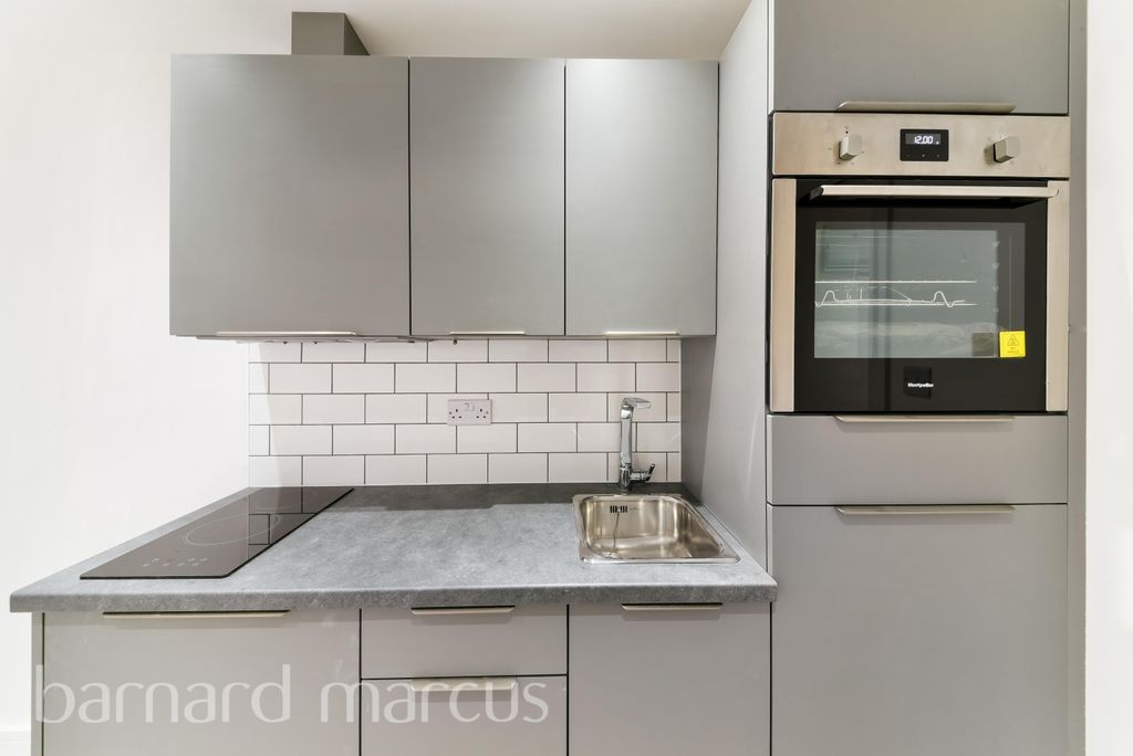 Property photo 3 of 8 Kitchen