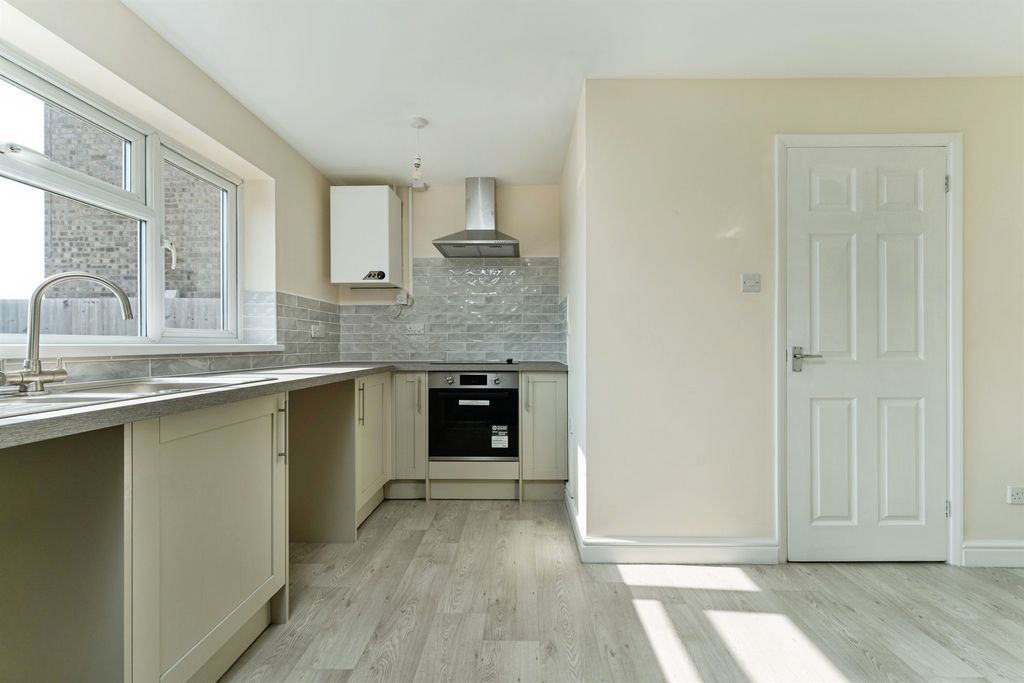 Property photo 2 of 8 Kitchen