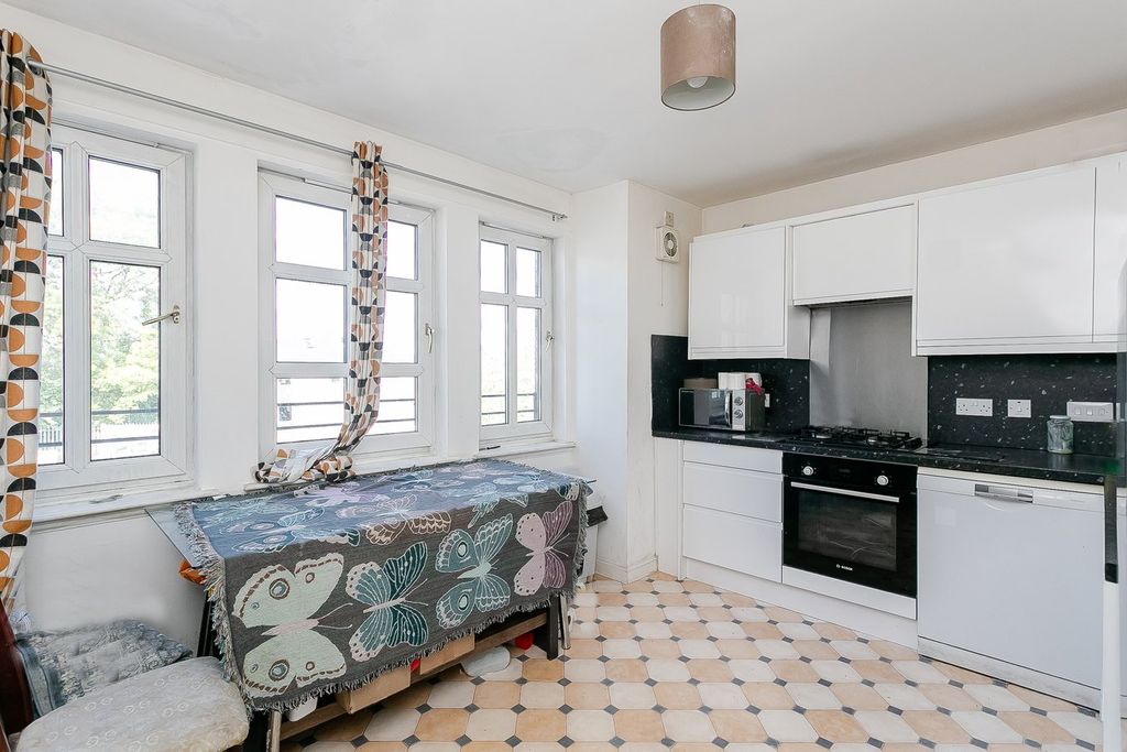 2 bed flat for saleCarrick Knowe Avenue, Carrick Knowe, Edinburgh EH12 photo 4