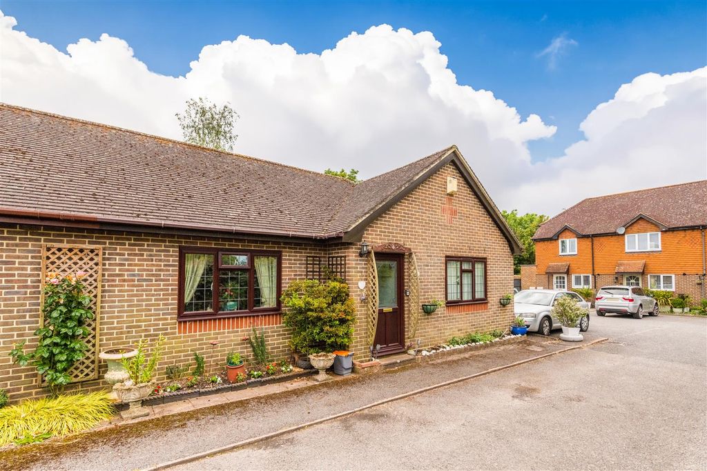 Property photo 1 of 23 4 Church Close-1.Jpg