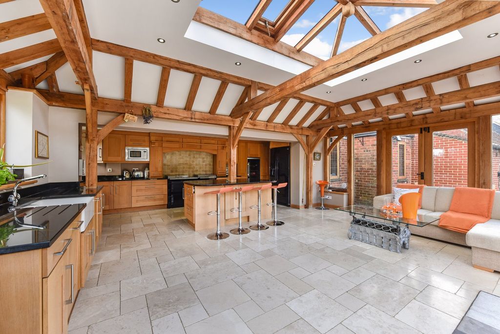 Property photo 3 of 31 Kitchen