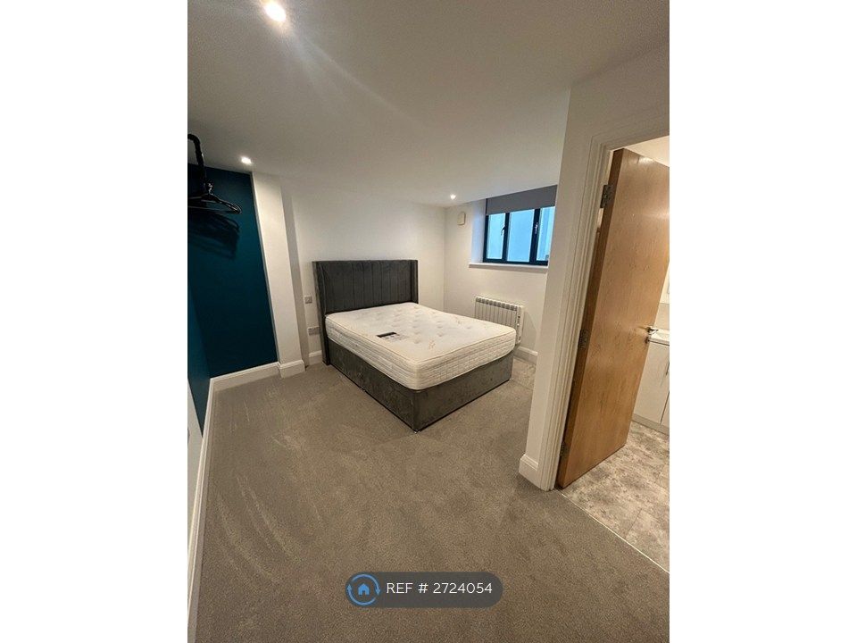 Property photo 3 of 11 Master Bedroom