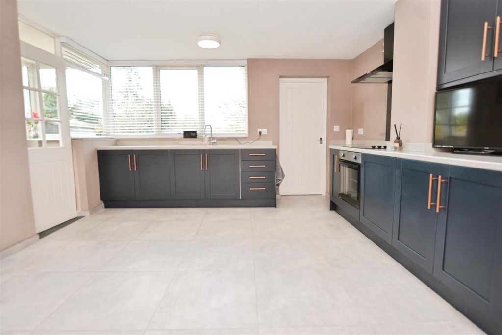 Property photo 3 of 22 Kitchen/Diner