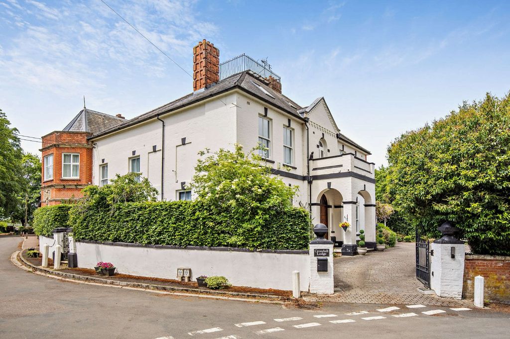 Property photo 1 of 27 Crondall Lodge